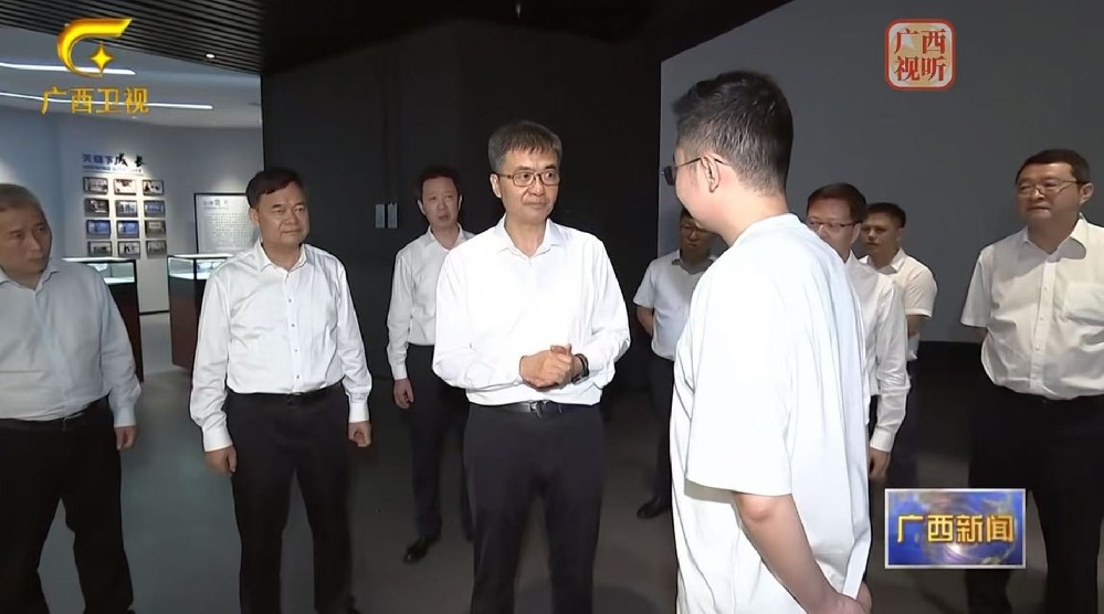 陳剛書(shū)記調(diào)研廣西颶芯科技氮化鎵激光芯片產(chǎn)線